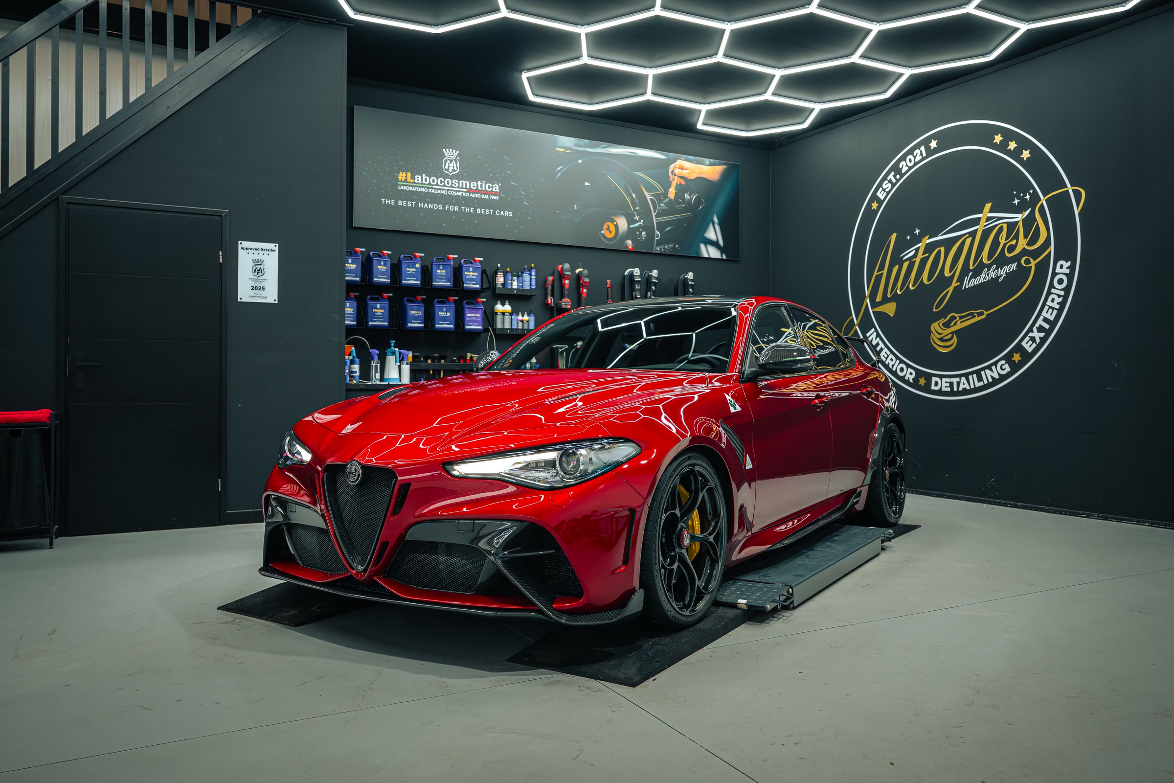 Rode Alfa Romeo Giulia GTA in de werkplaats