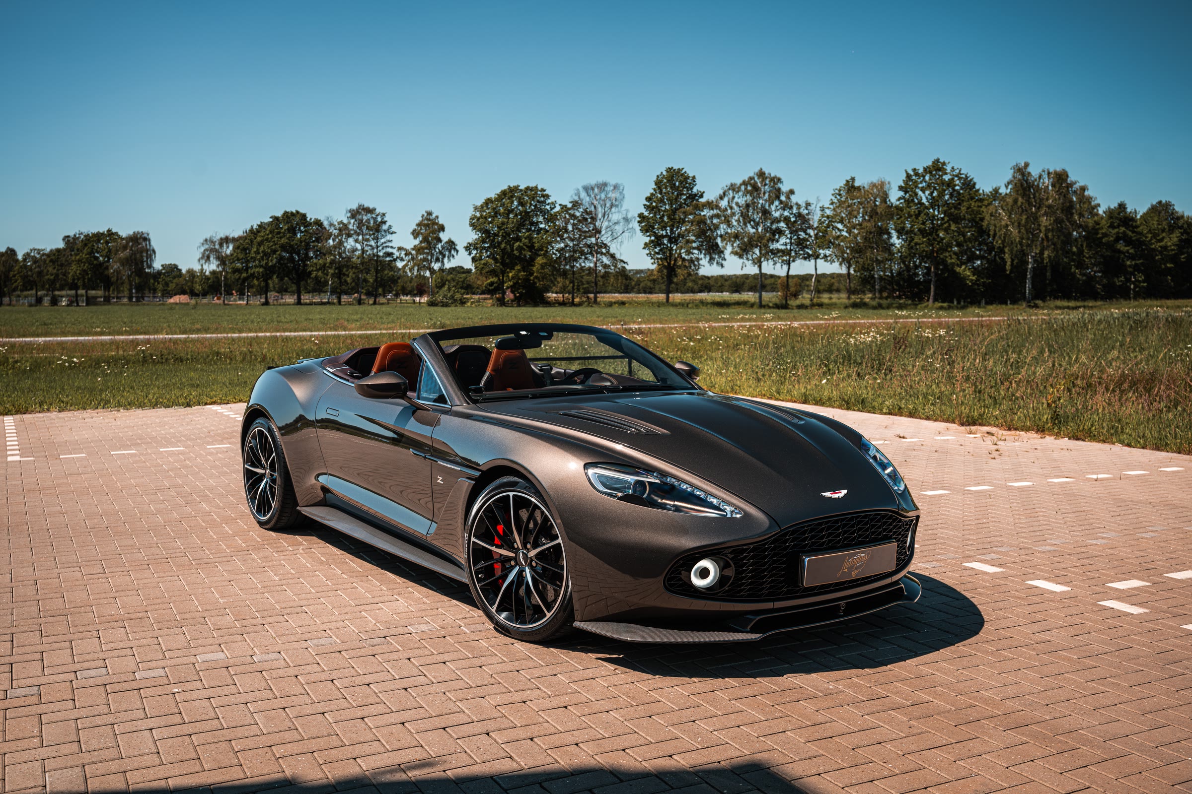 Grijze Aston Martin Vanquish Zagato Volante