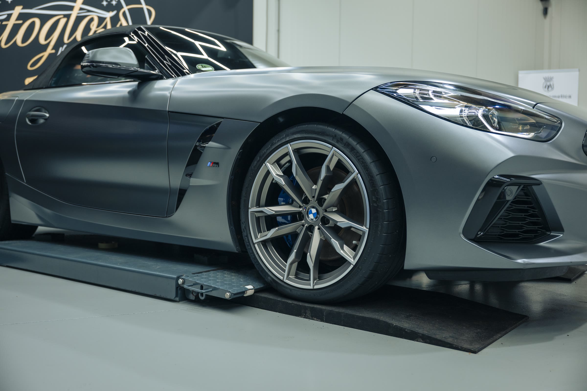 Grijze BMW Z4 in de werkplaats