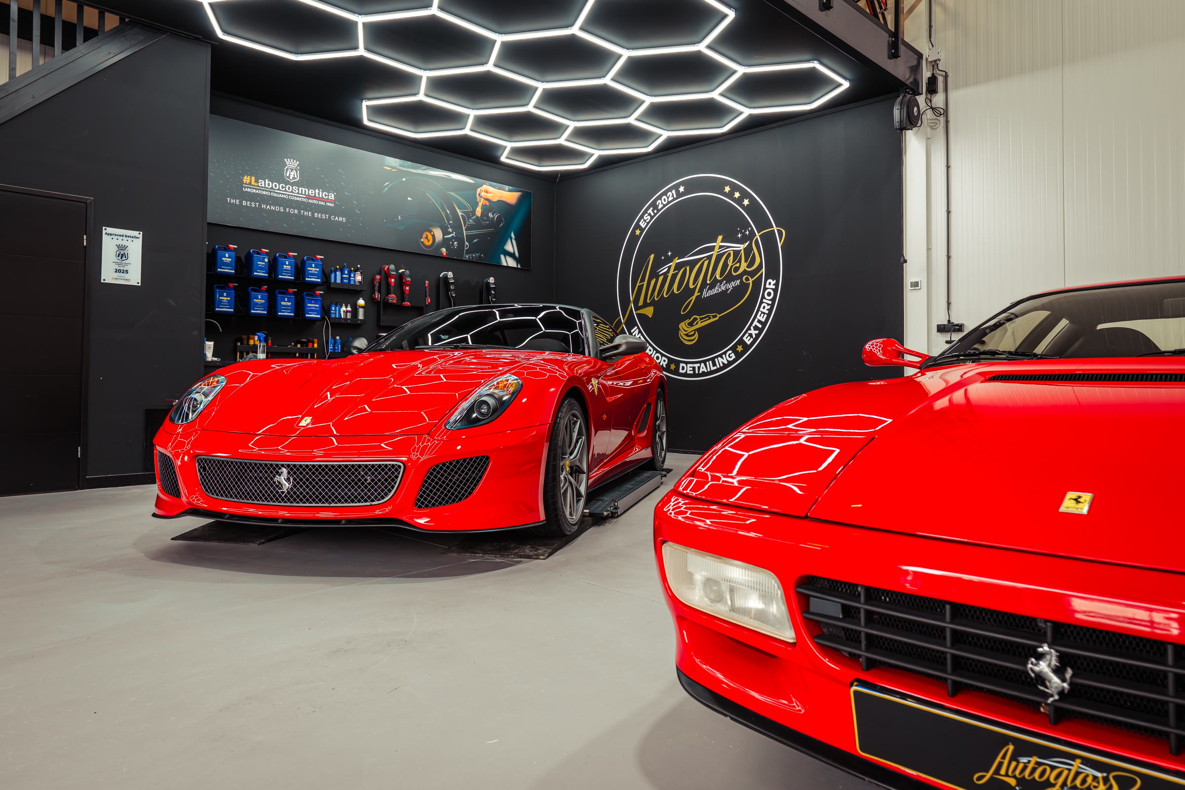 Rode Ferrari 599 en Testarossa naast elkaar in de werkplaats