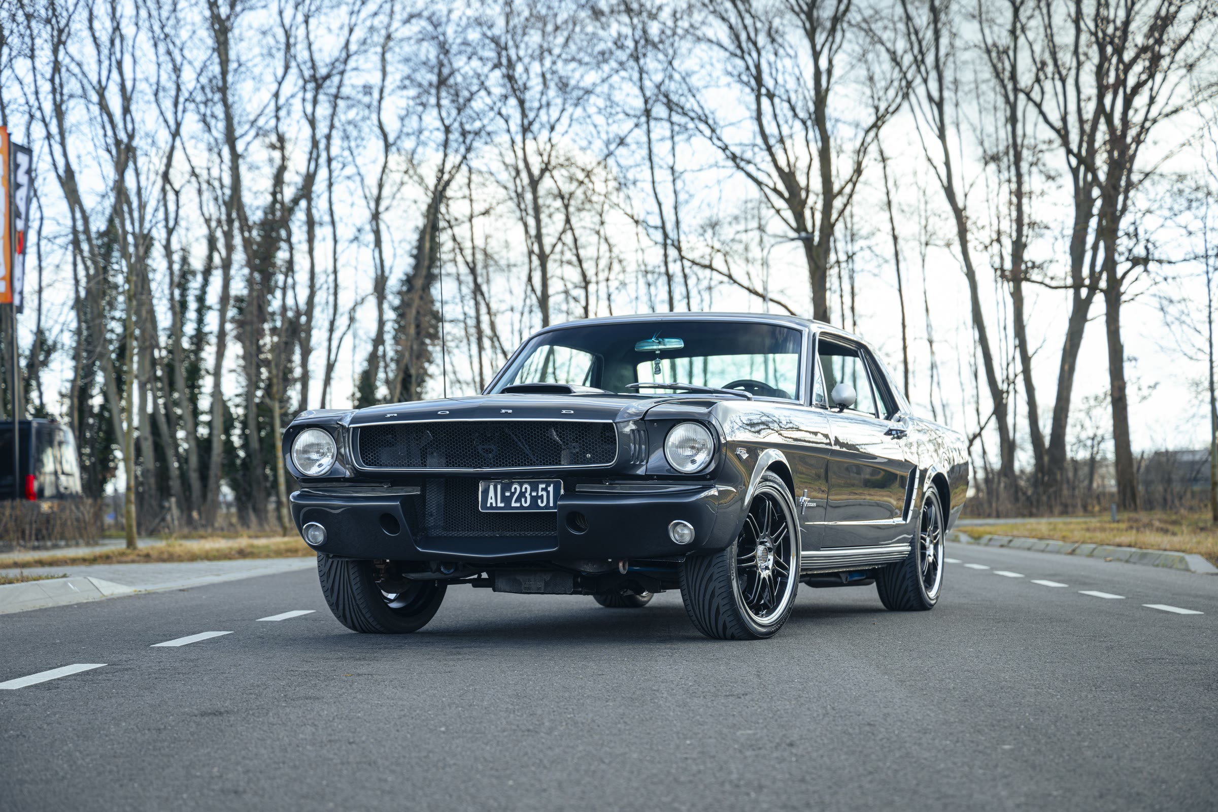 Klassieke Ford Mustang op de weg