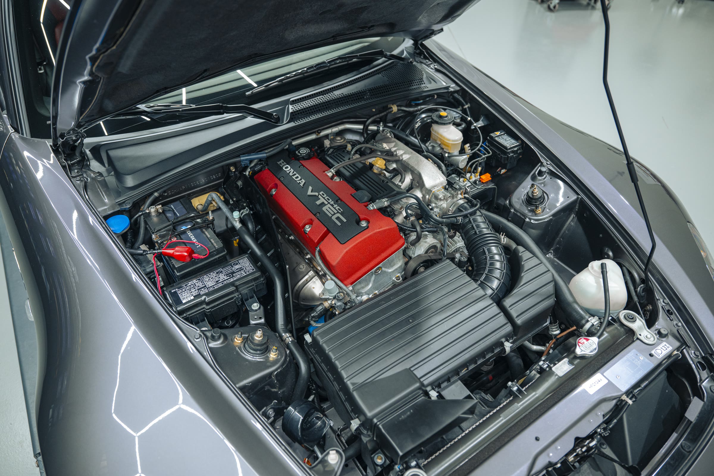 Gereinigde motorruimte van een Honda S2000