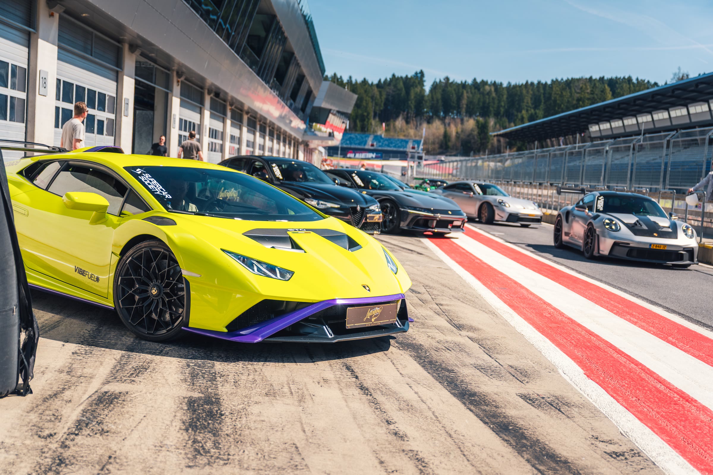 Gele Lamborghini Huracán STO op het circuit