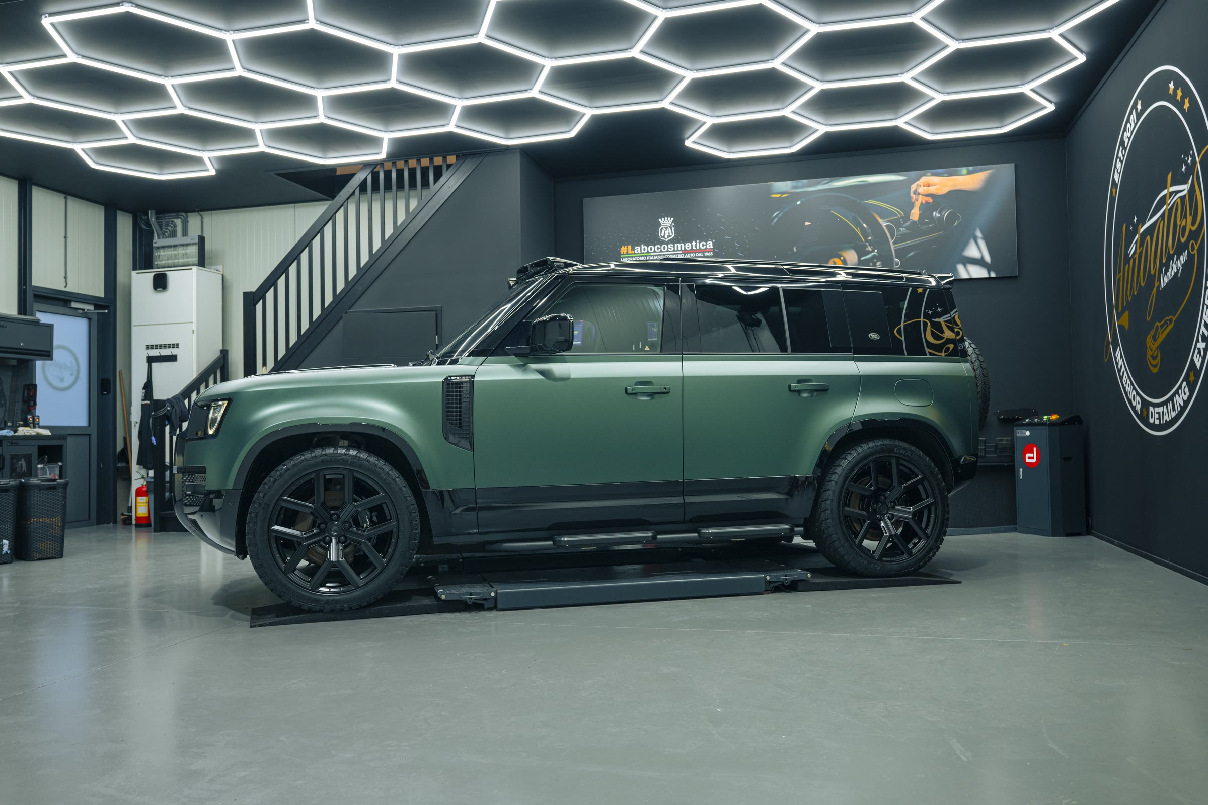 Groene Land Rover Defender in de werkplaats