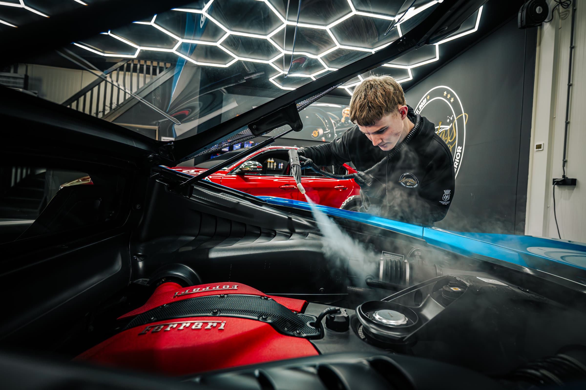 Motorruimte van een Ferrari wordt gereinigd met stoom