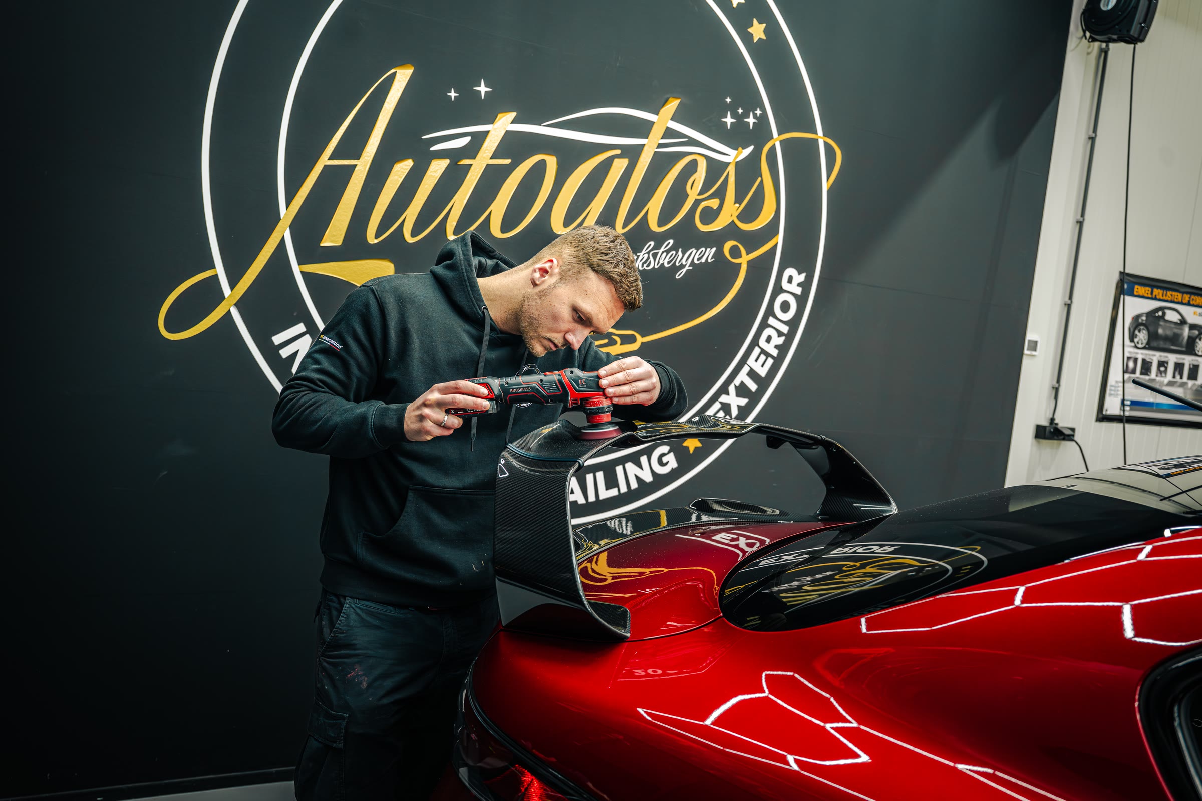 Polijsten voor de muur met het Autogloss-logo