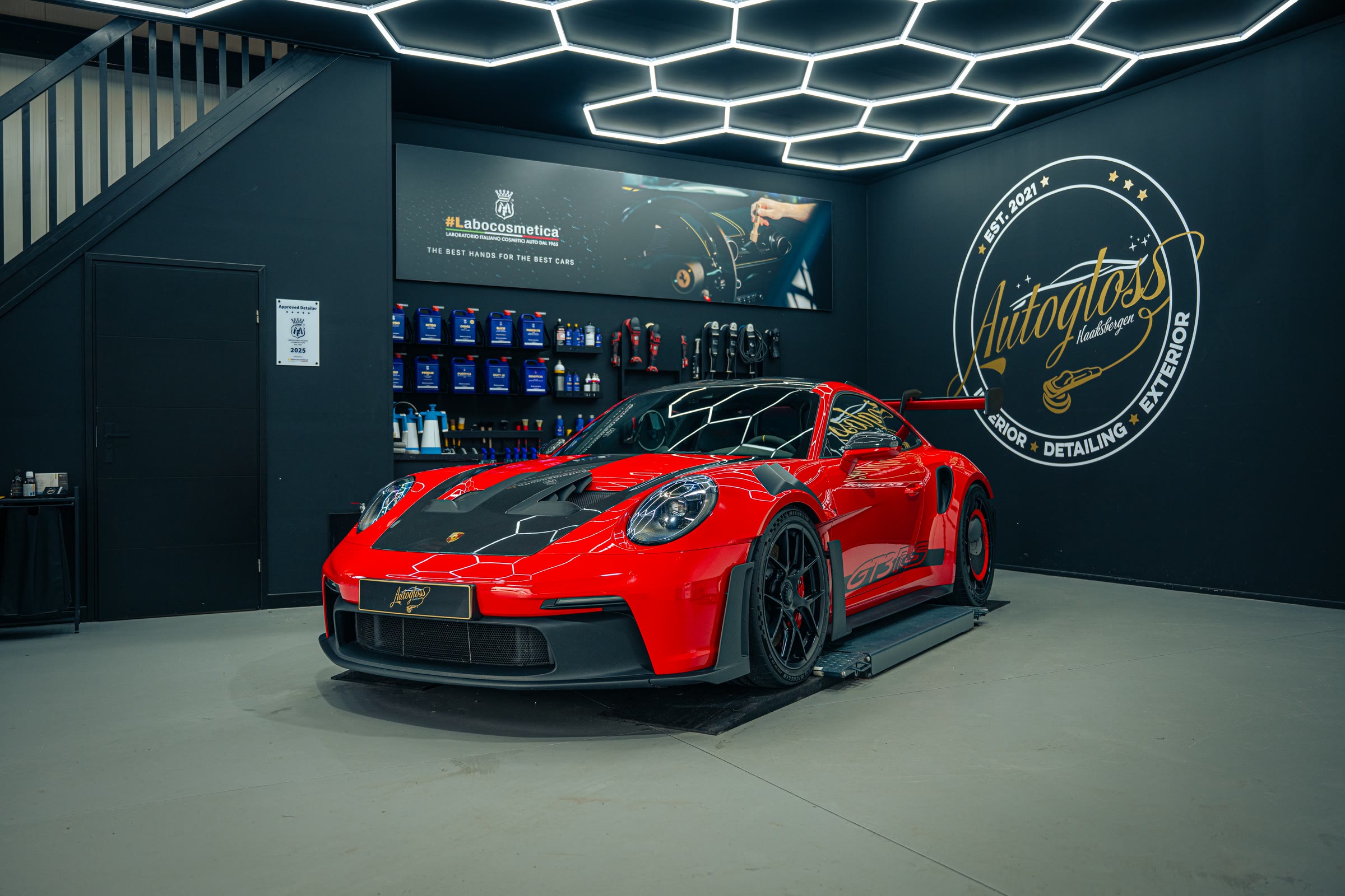 Rode Porsche 911 GT3 RS in de werkplaats