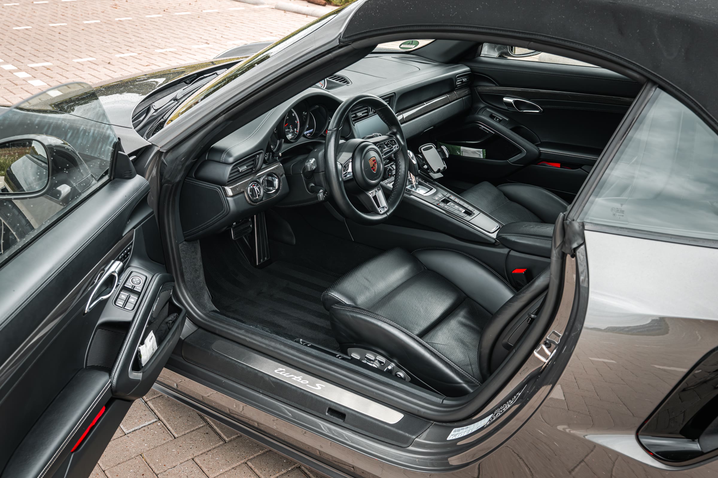 Interieur van een Porsche 911 door de open deur