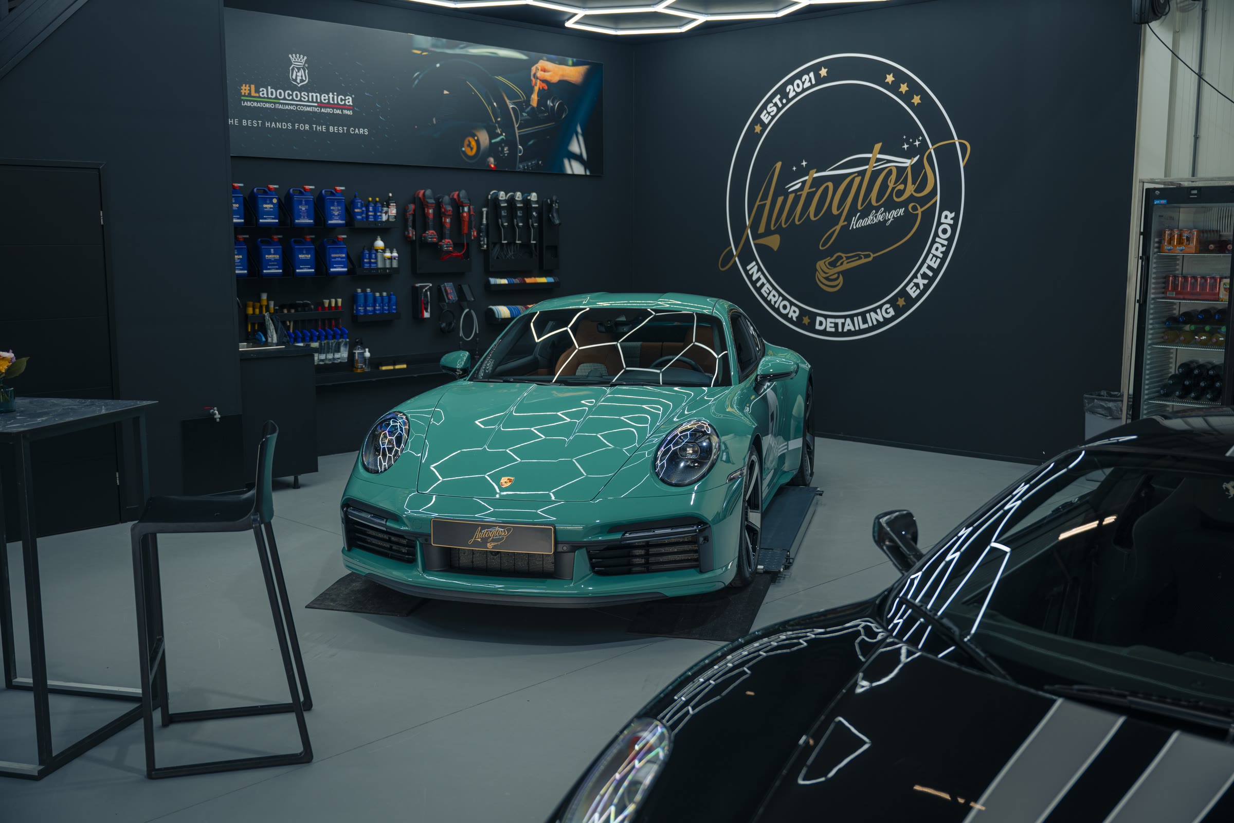 Mintgroene Porsche 911 in de werkplaats van Autogloss