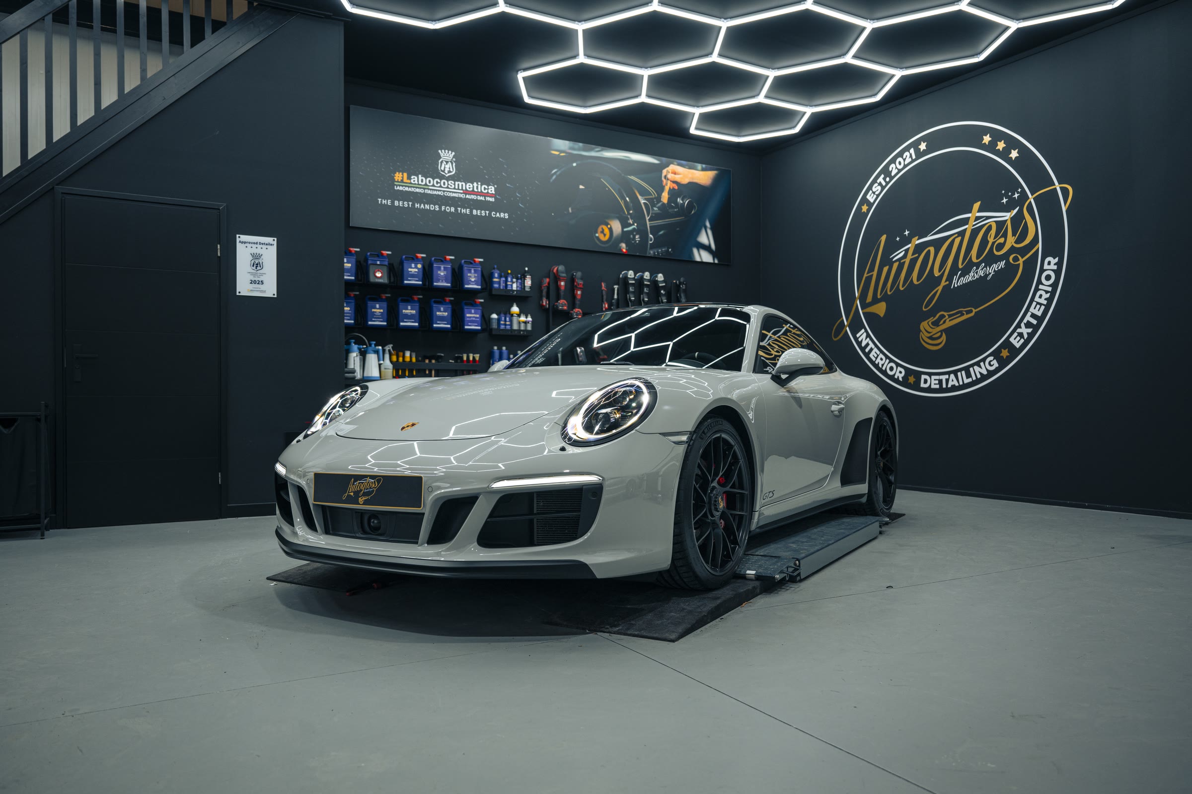 Grijze Porsche 911 Carrera 4 GTS in de werkplaats