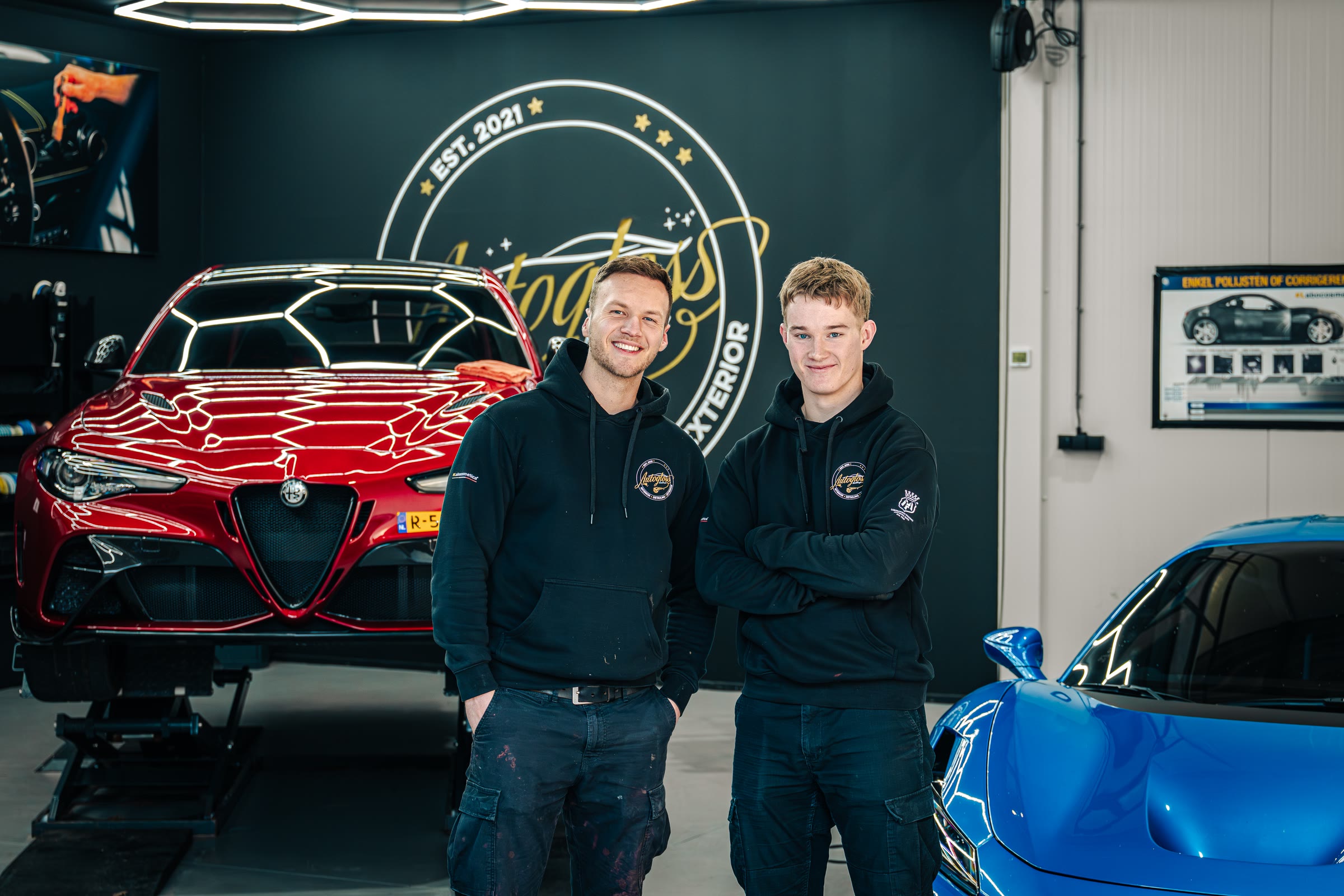 Sam en collega in de werkplaats van Autogloss
