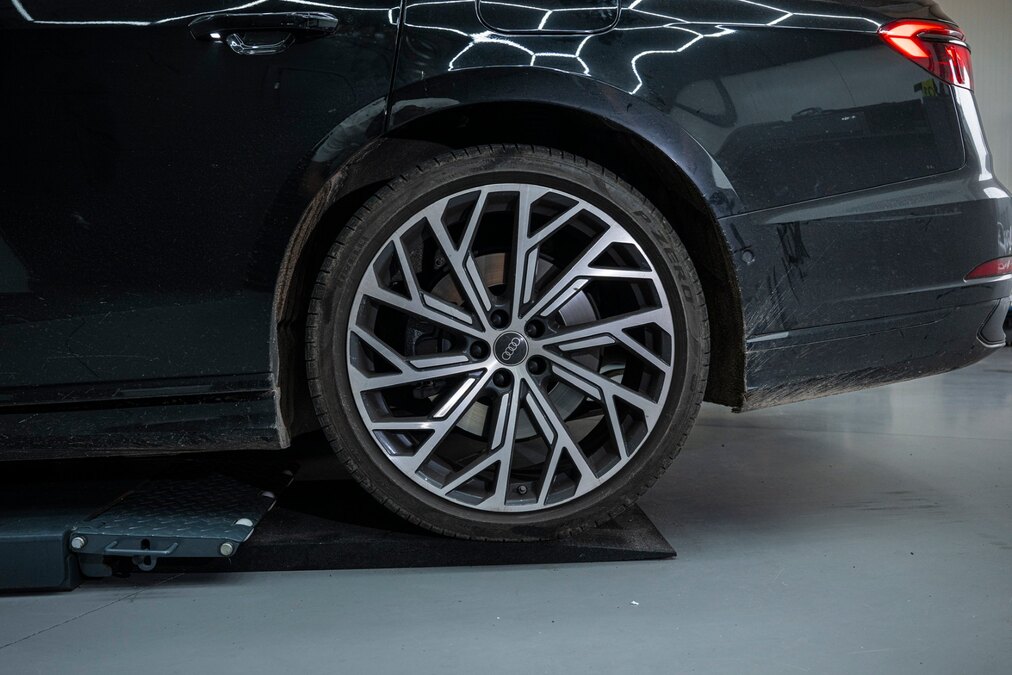 Audi-velg met remstof en vuil vóór de reiniging